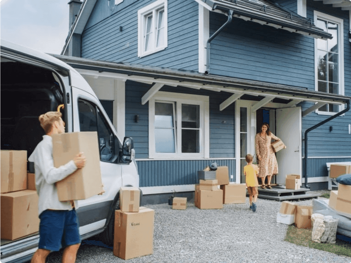 Familia desempacando después de mudarse a una nueva casa